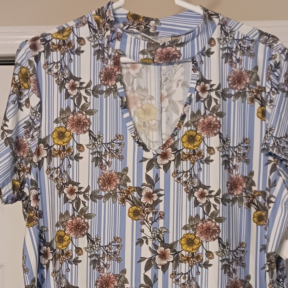 #66 3/$18 - Bobbie Brooks Blue/White Short Sleeve Top Size 1X - Picture 3 of 5